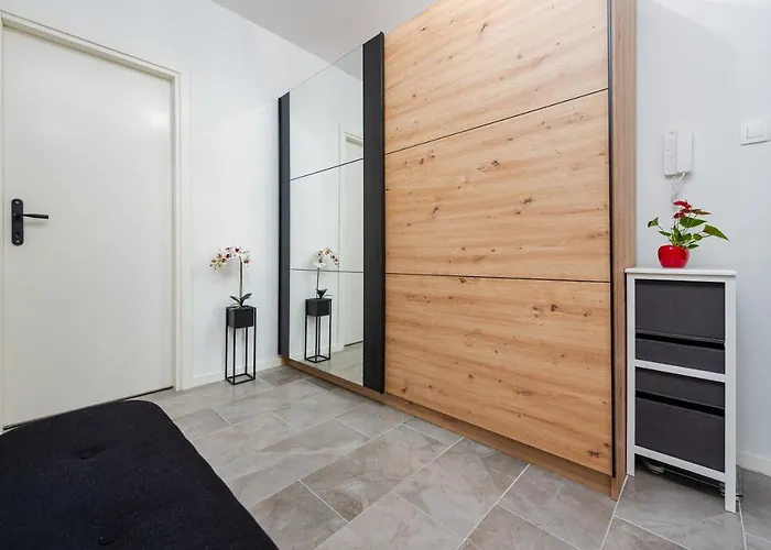 Apartment 12 O\'Clock