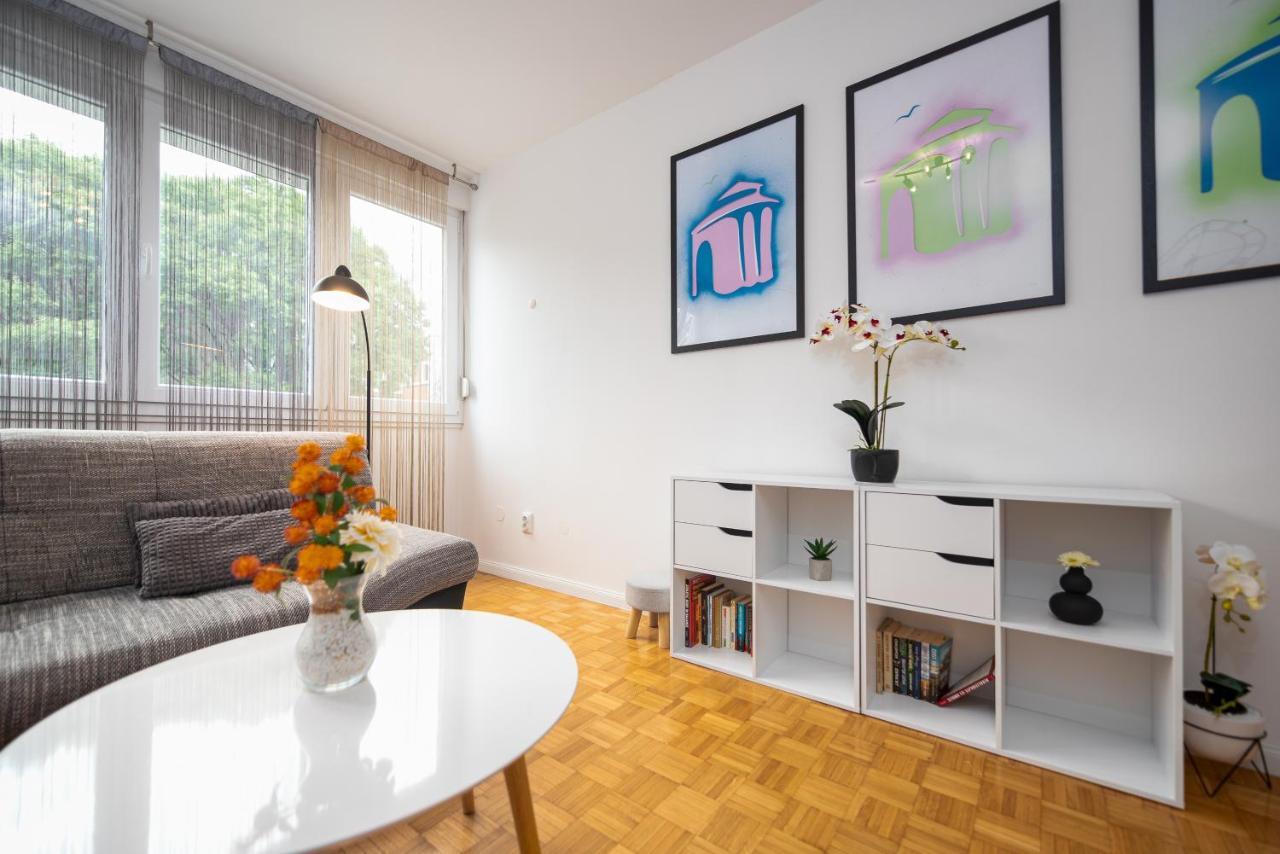 12 O'clock Apartment