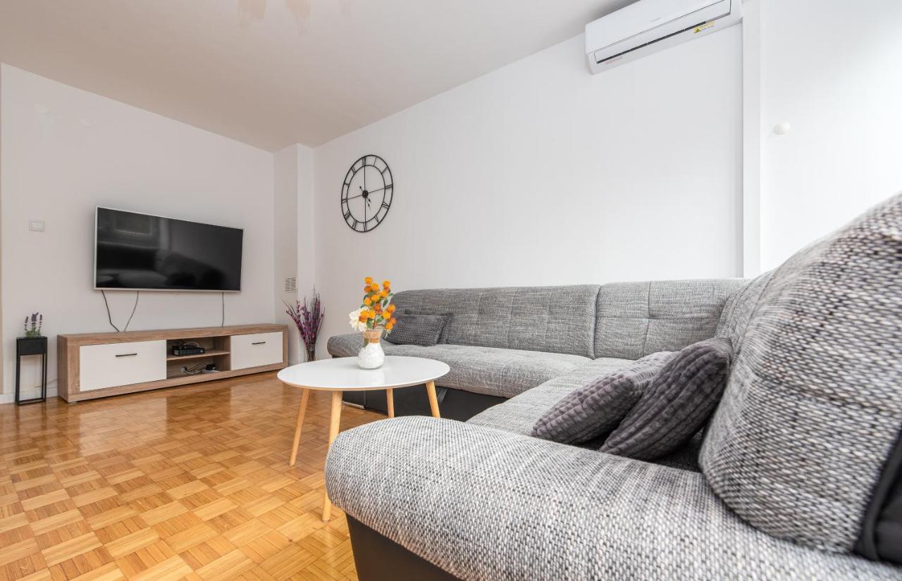 12 O'clock Apartment