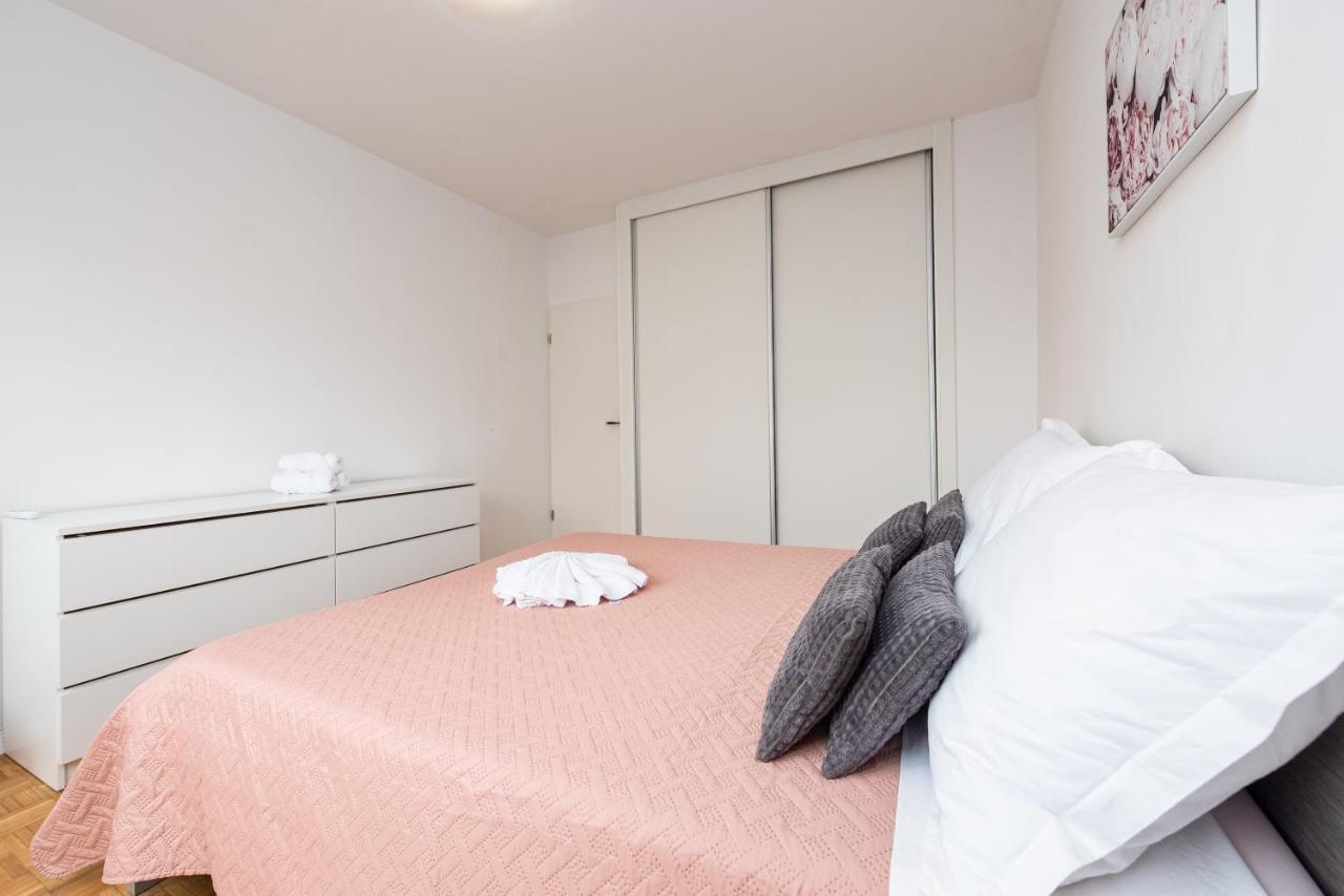12 O'clock Apartment